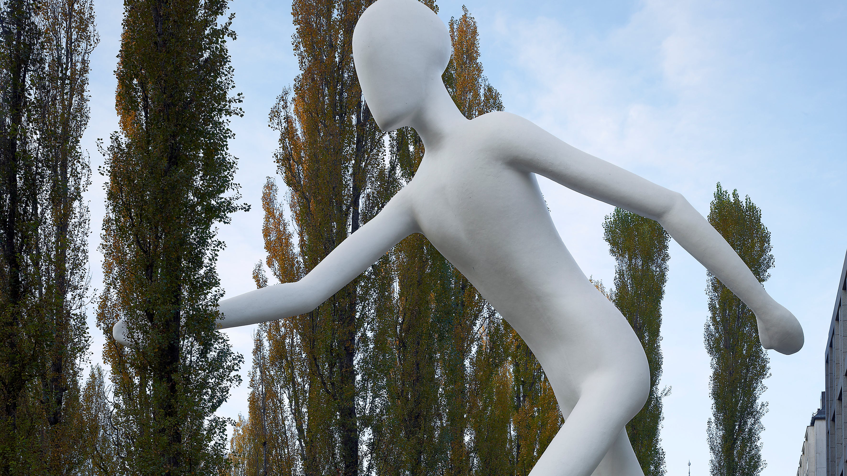 Die Skulptur "Walking Man" von Jonathan Borofsky aus dem Jahr 1995