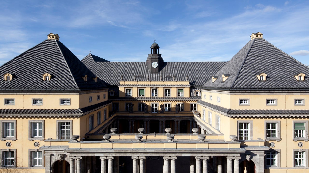 Hauptgebäude mit Schmuckhof Königinnenstr. Münchener Rückversicherungs-Gesellschaft Munich Re
