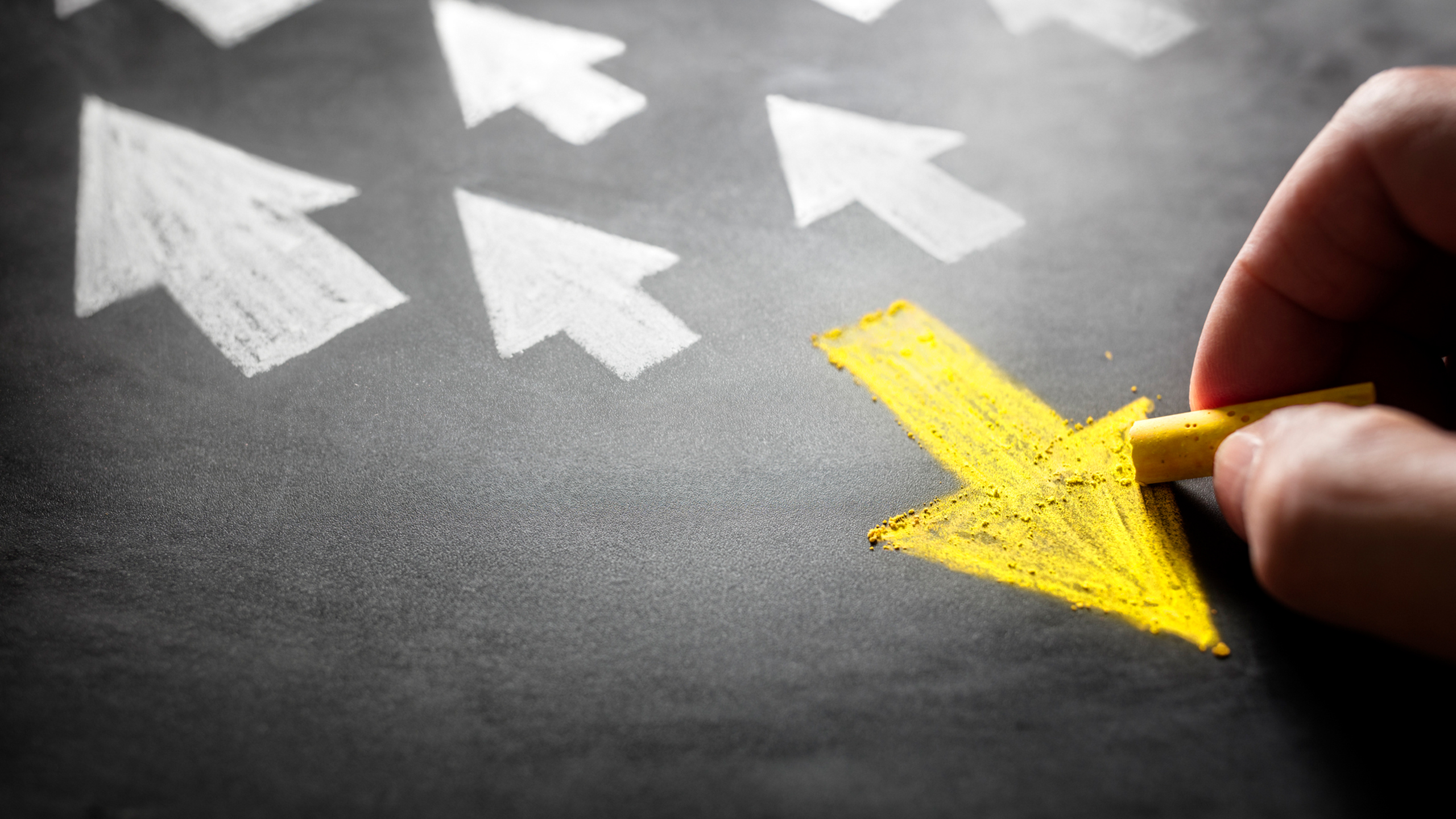 La pensée critique chez les professionnels en réclamations Man drawing an arrow