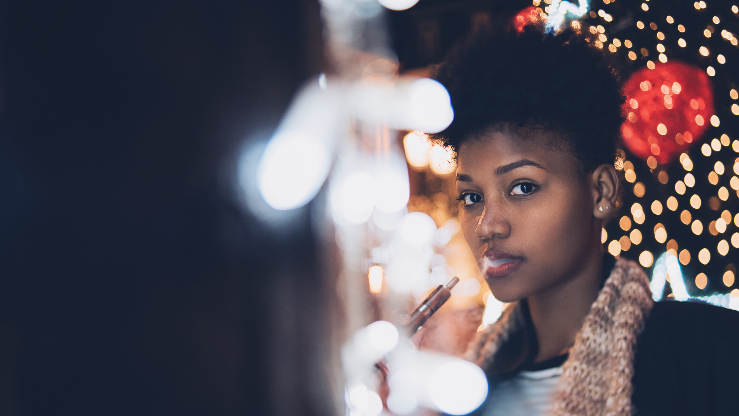 Vaping and severe lung injury Woman vaping