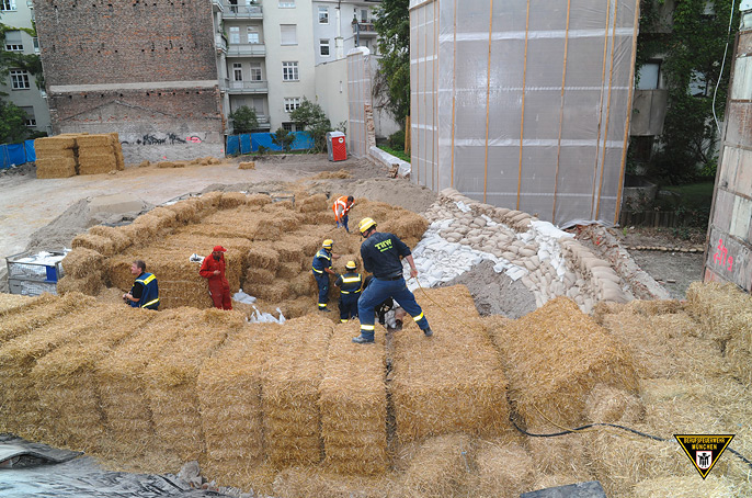 Fliegerbombe mit 20 Tonnen Stroh abgedeckt