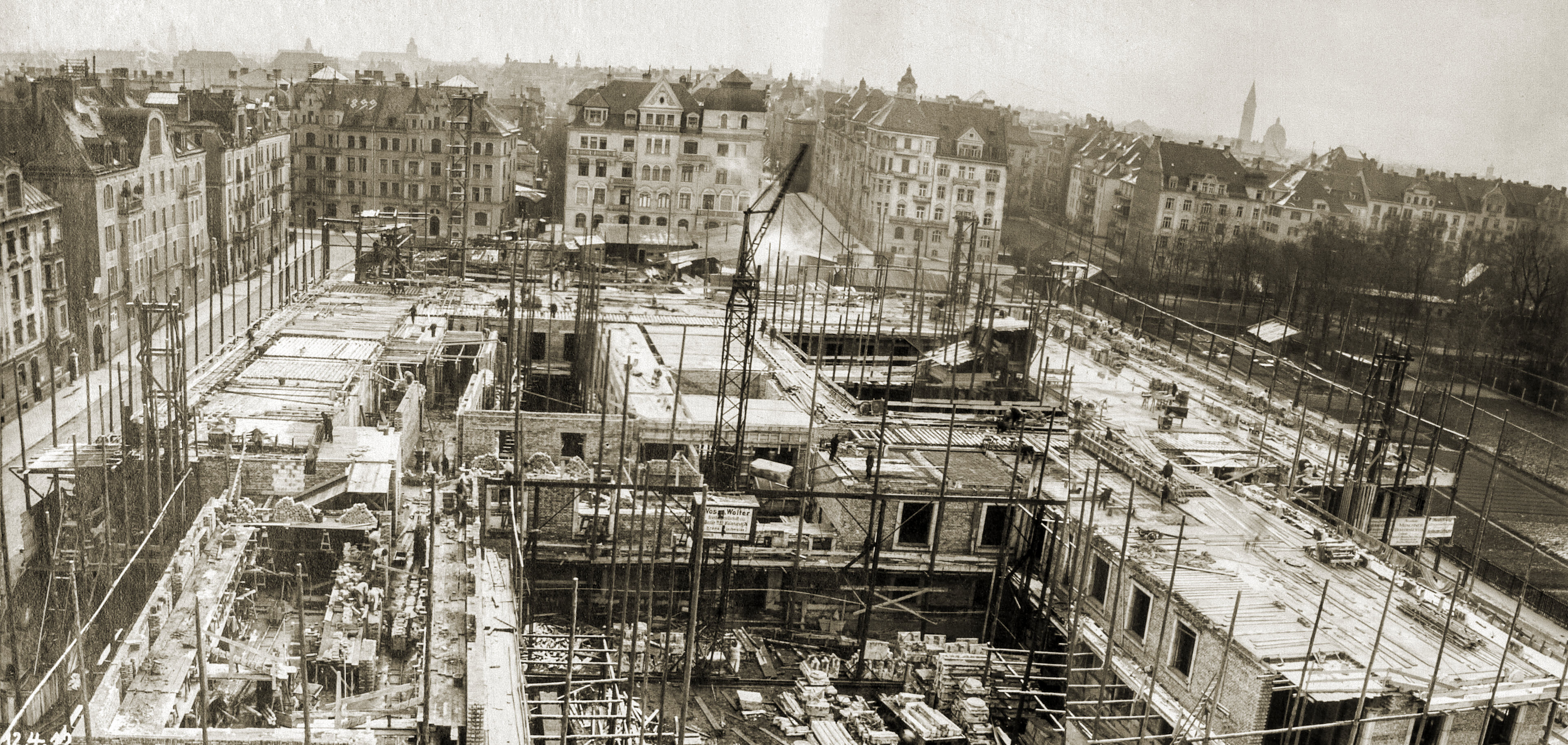 Construction site of the Main Building at Königinstraße, 1912/1913, viewed from the east