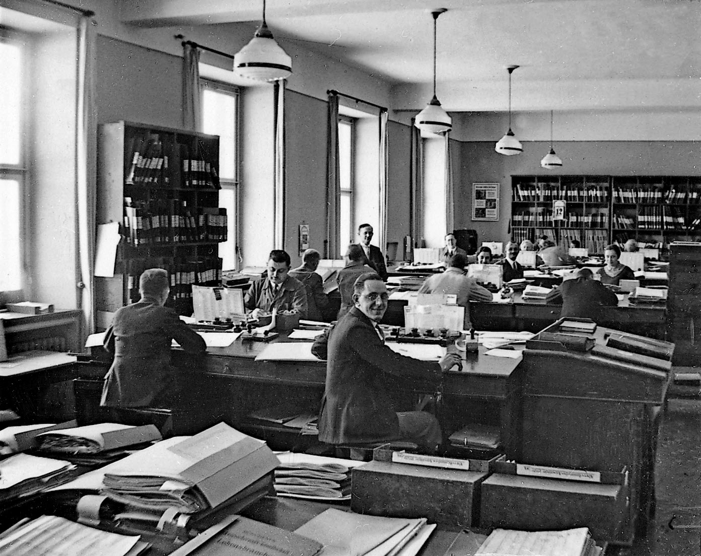 Employees of the Münchener Rückversicherungs-Gesellschaft in a modern open-plan office