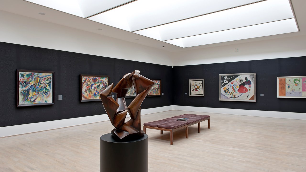 Rudolf Belling, Dreiklang, 1919 vor Werken von Wassily Kandinsky in der Städtischen Galerie im Lenbachhaus