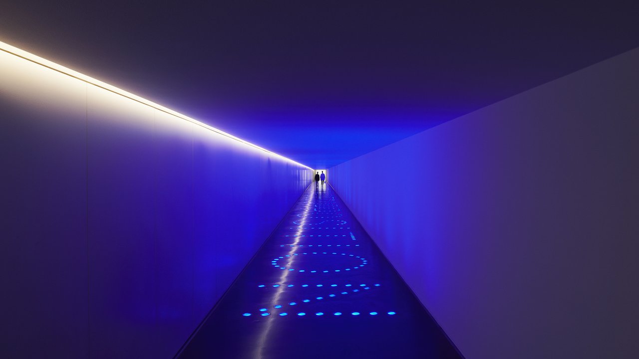 Maurizio Nannucci, Lichtinstallation NOITISOPPOSEDARTSEESTRADESOPPOSITION, 1995