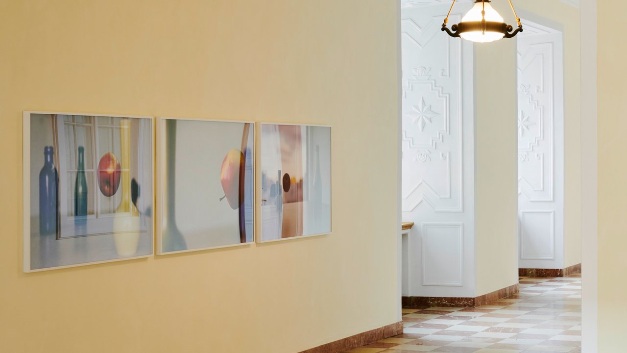 Fotografie von Barbara Probst, Exposure #103: N.Y.C., 401 Broadway, 12.05.12, 4:26 p.m., 2012 Draperie XII, 2019 