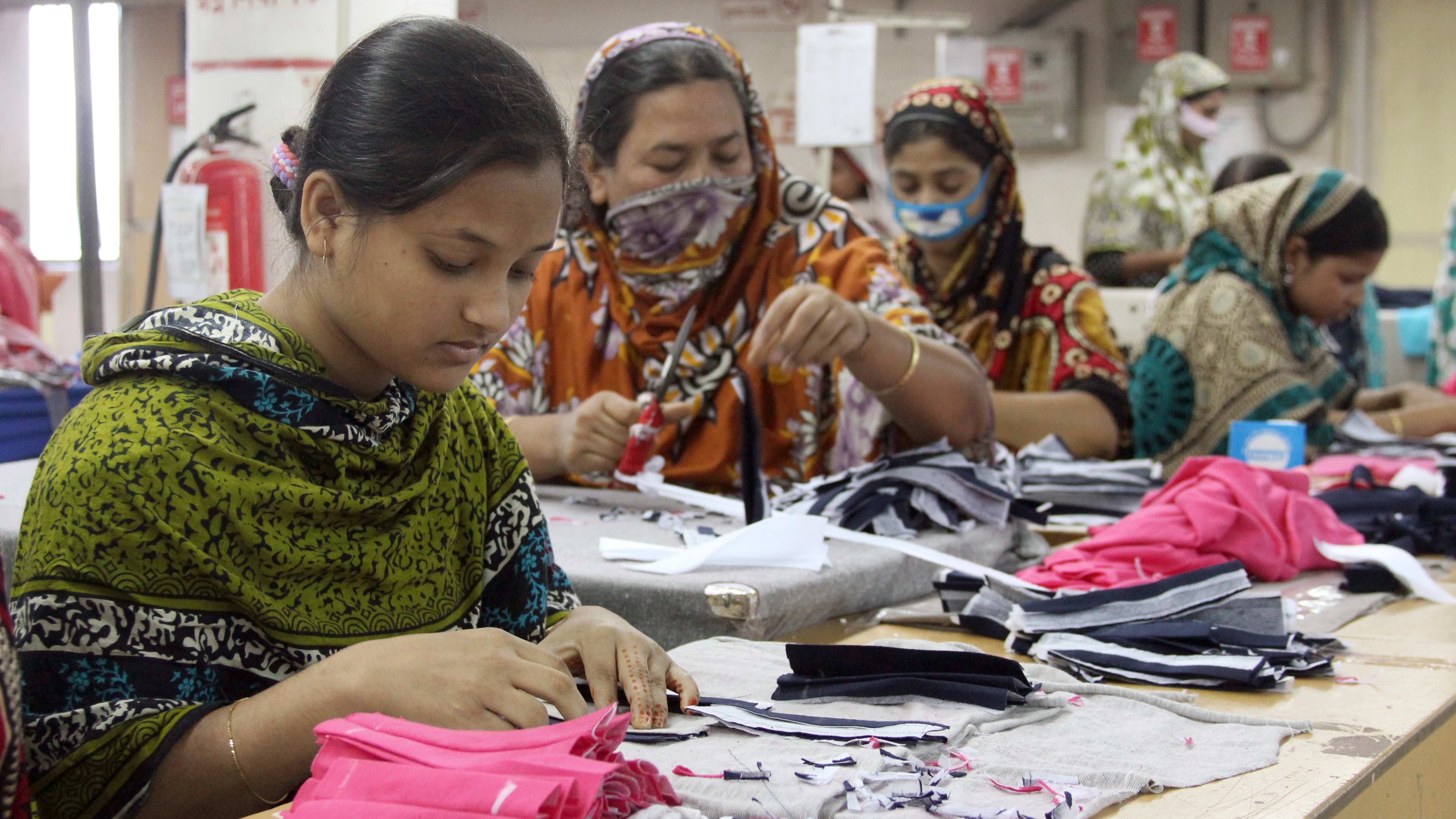 Women and men work in the textile factory 'One Composite Mills' in Gazipur, a suburb of Dhaka, Bangladesh, 03 January 2014. They make products for German mail-order company Klingel, sports articles producer Uhlsport (Kempa), Toys'R'Us, Desigual and Paul R. Smith - 500,000 pieces per month. Photo: Doreen Fiedler/dpa