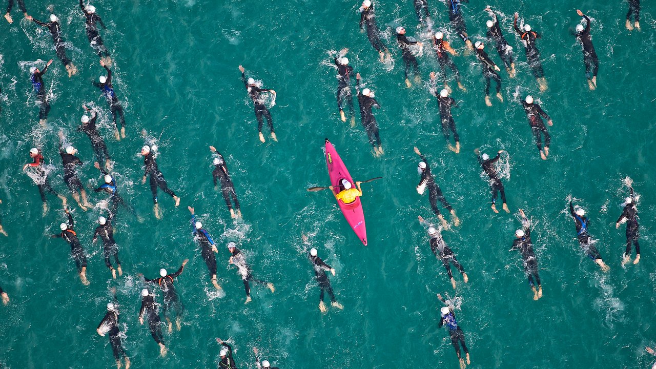 Swimmers in water - stage image for Munich Re Solutions overview page