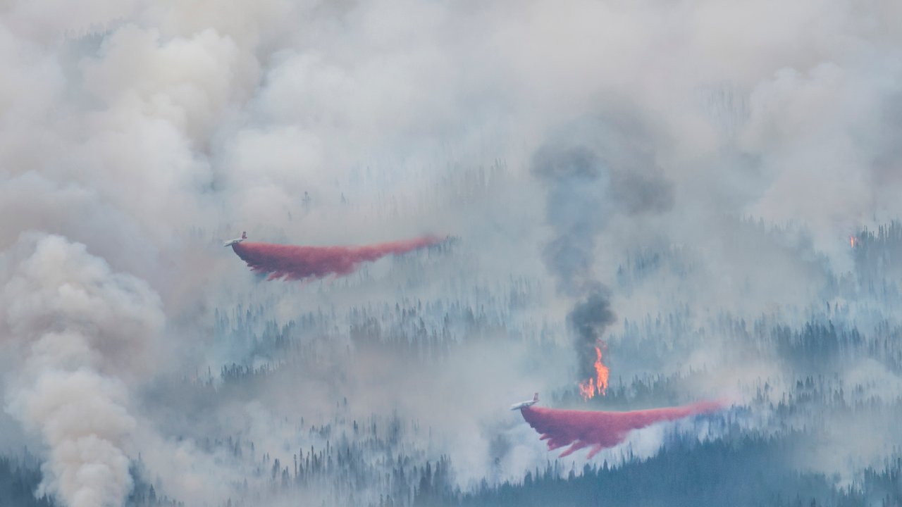 Plane discharging water on wildfire 