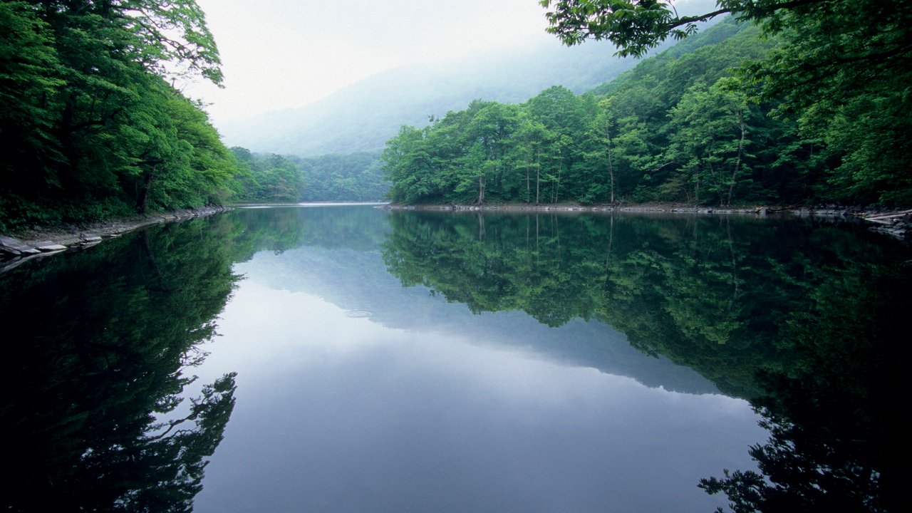 plainpicture of a lake 