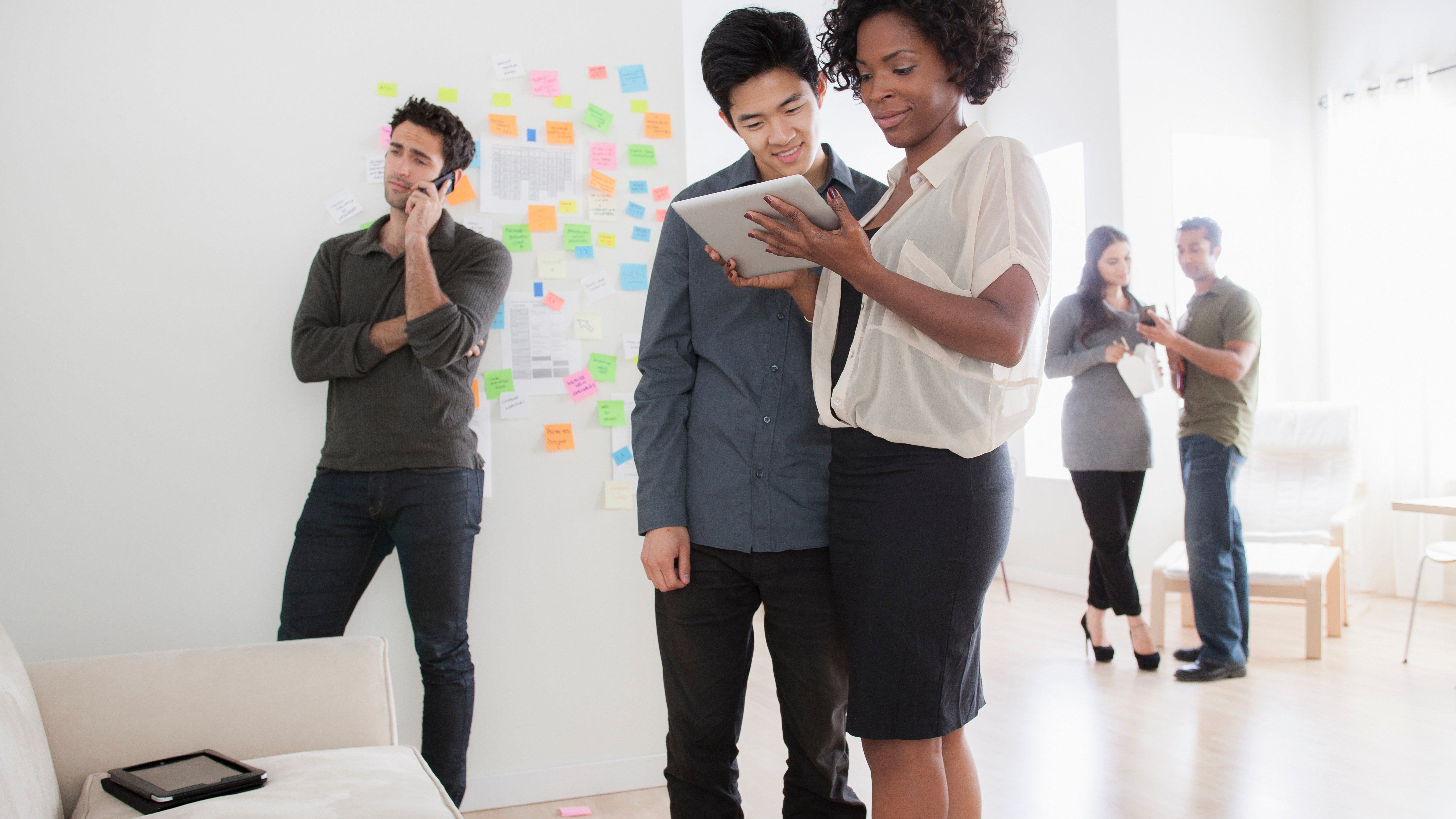 Menschen in kreativer Design-Thinking Umgebung als Symbol für Produktinnovation