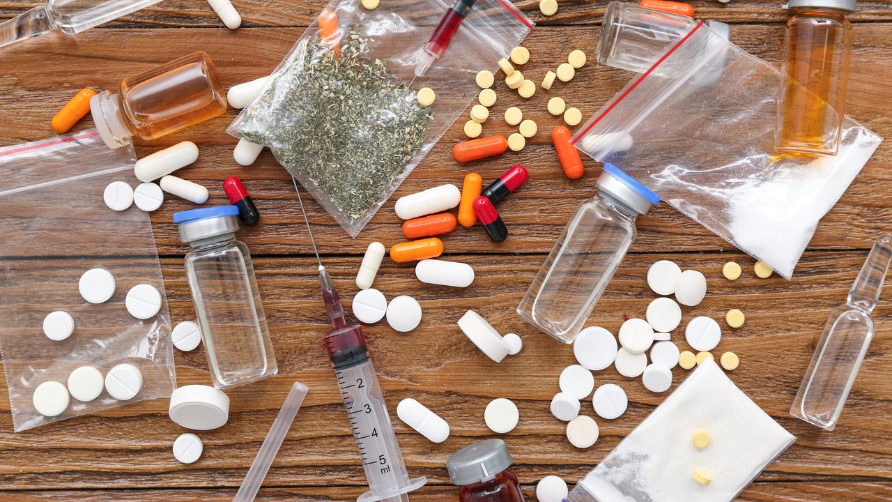 Table with a composition of different drugs including opioids