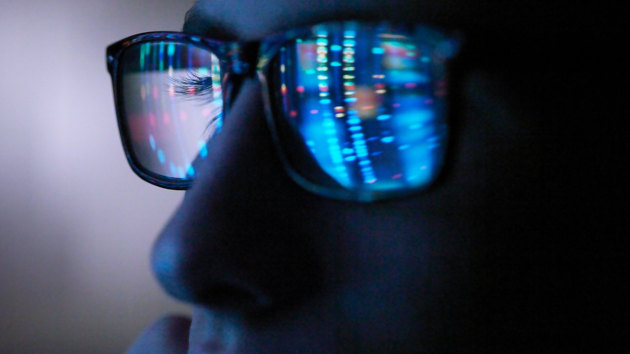 Computer screen reflection in spectacles of DNA profile