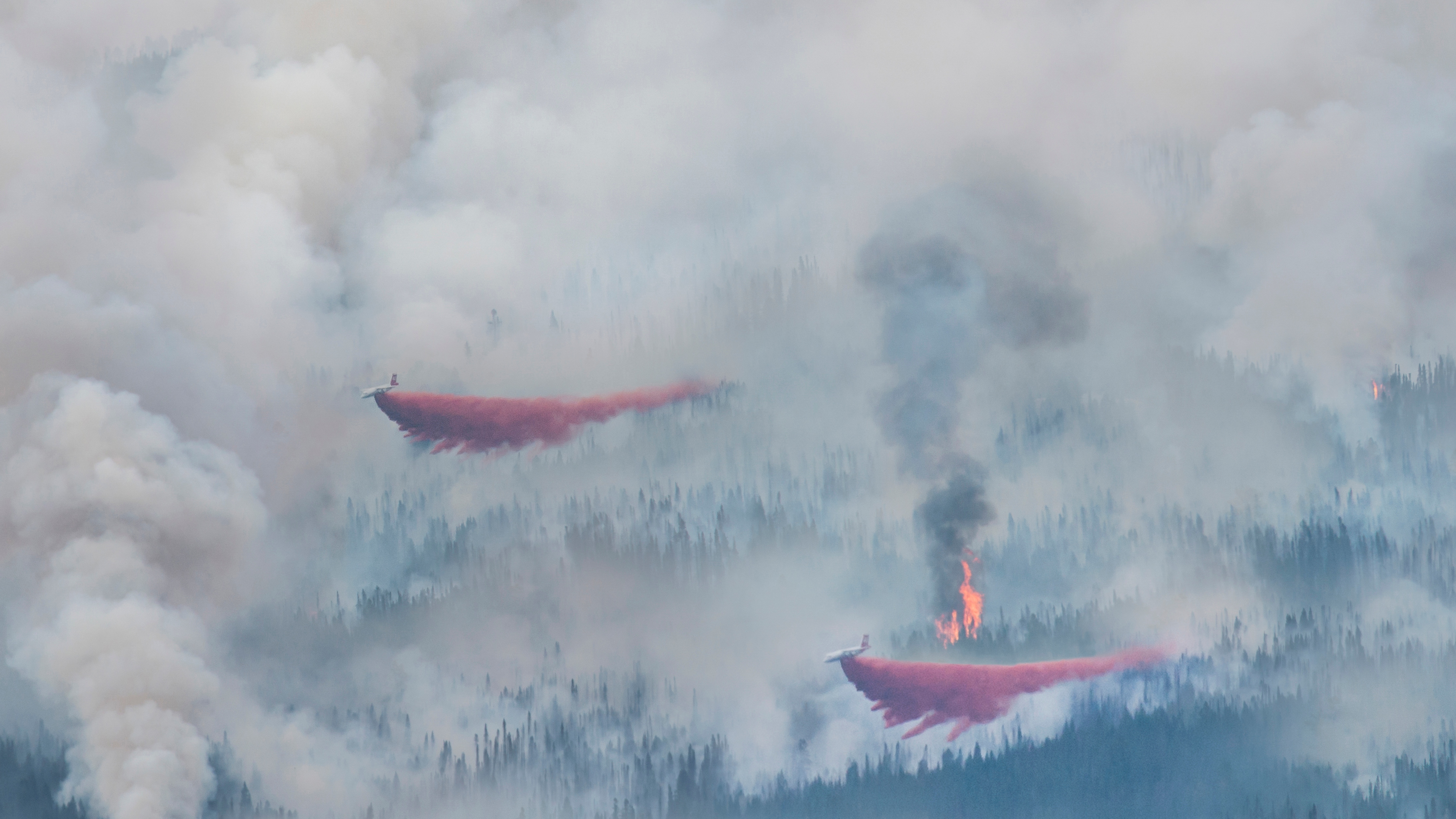 Plane discharging water on wildfire 