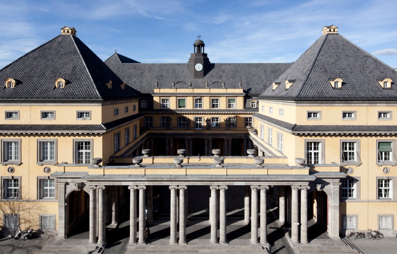 Hauptgebäude mit Schmuckhof Königinnenstr. Münchener Rückversicherungs-Gesellschaft Munich Re