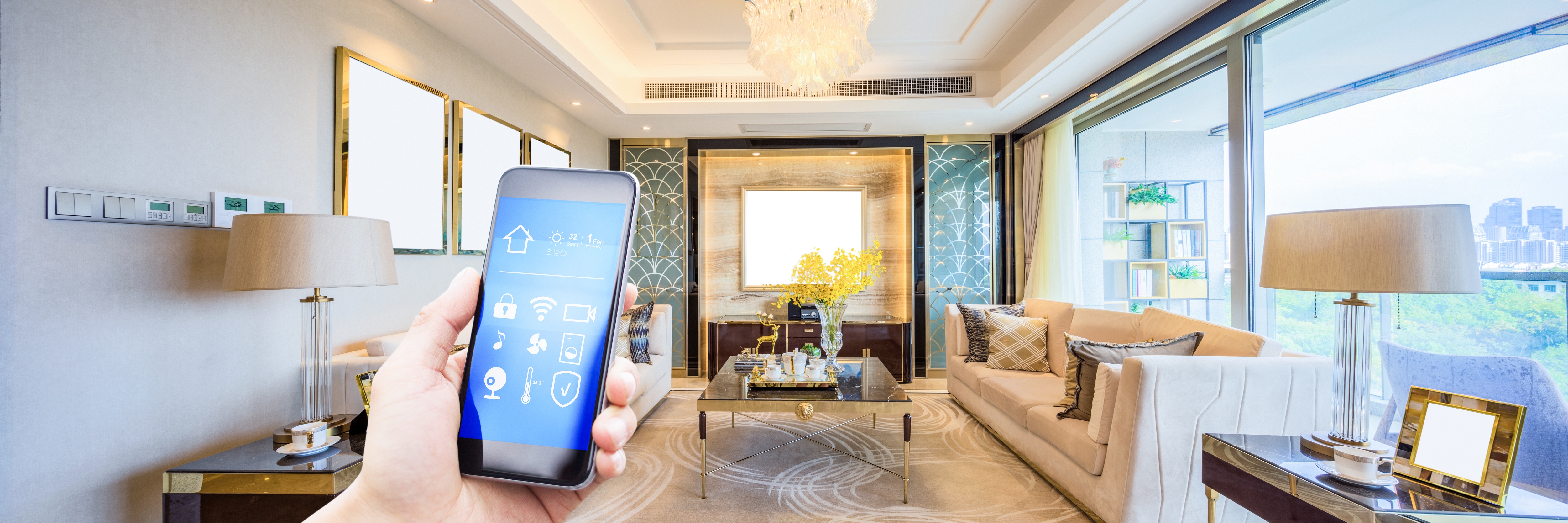 Une maison intelligente moderne avec des appareils connectés tels que des caméras de sécurité et des thermostats contrôlés sans fil à partir d'appareils mobiles