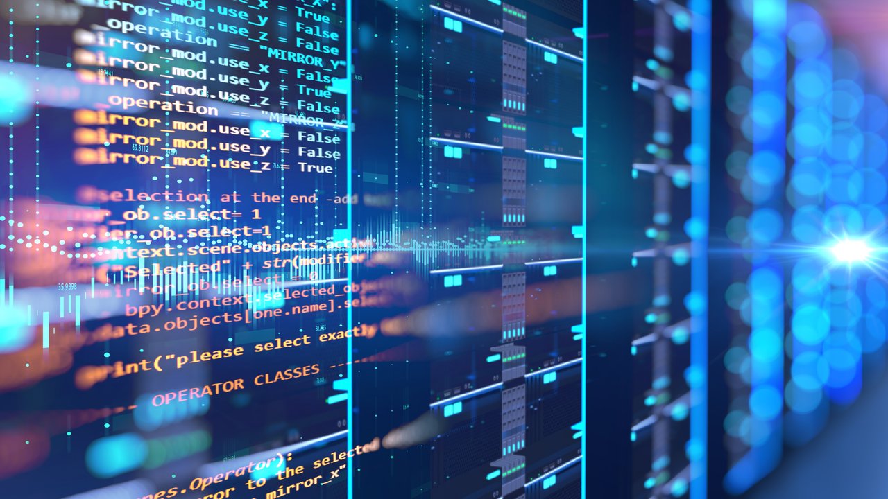 Une salle de serveurs affichant en superposition une programmation de données, montrant des renseignements vulnérables exposés à des risques de cyber-sécurité