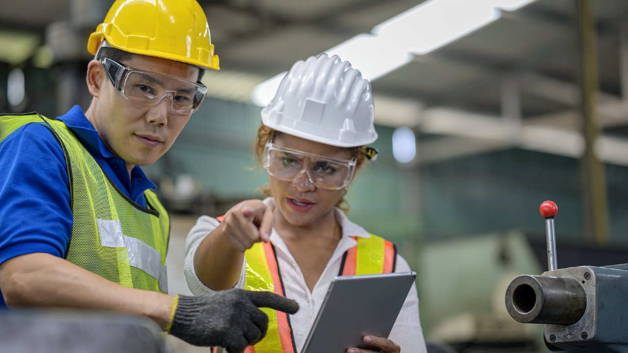 Femme ingénieure et homme inspecteur avec une tablette, inspectant l'équipement