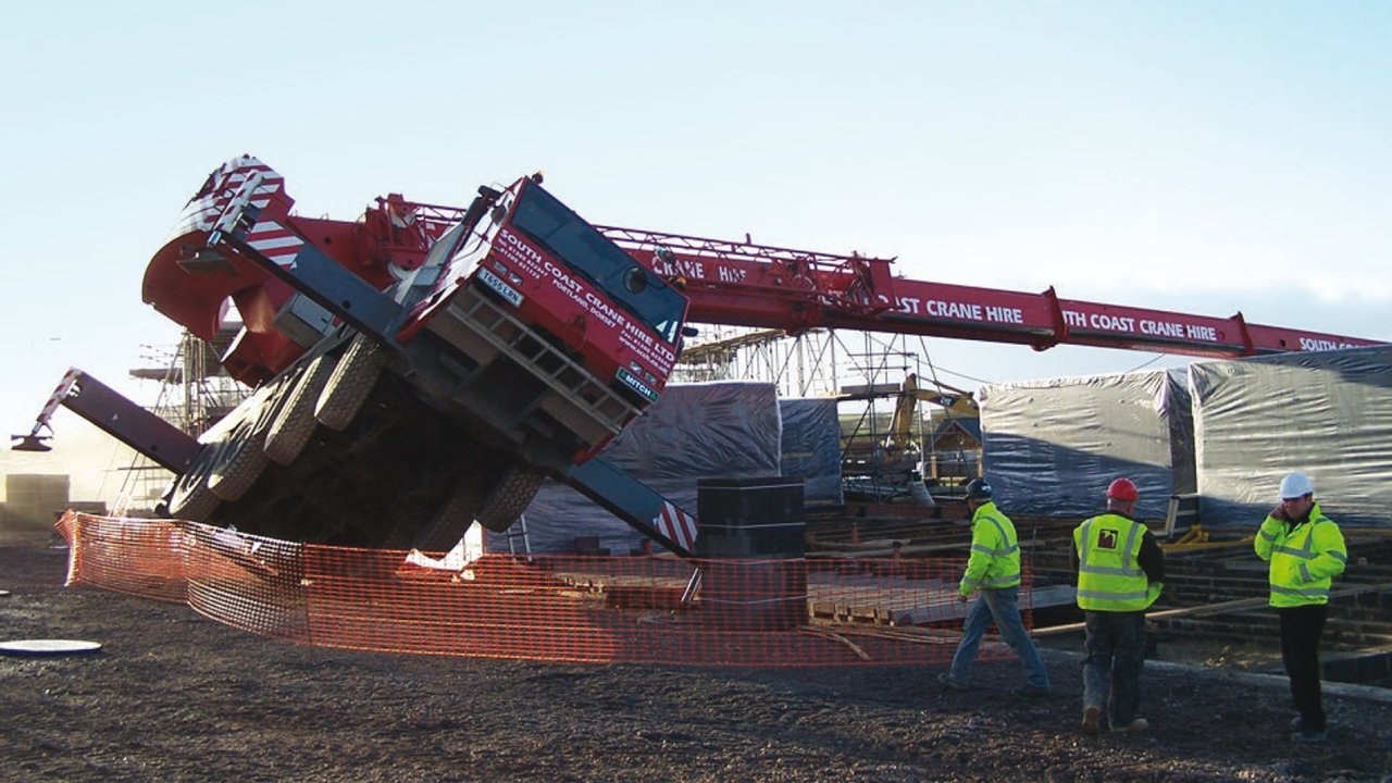 Mobile crane collapse event