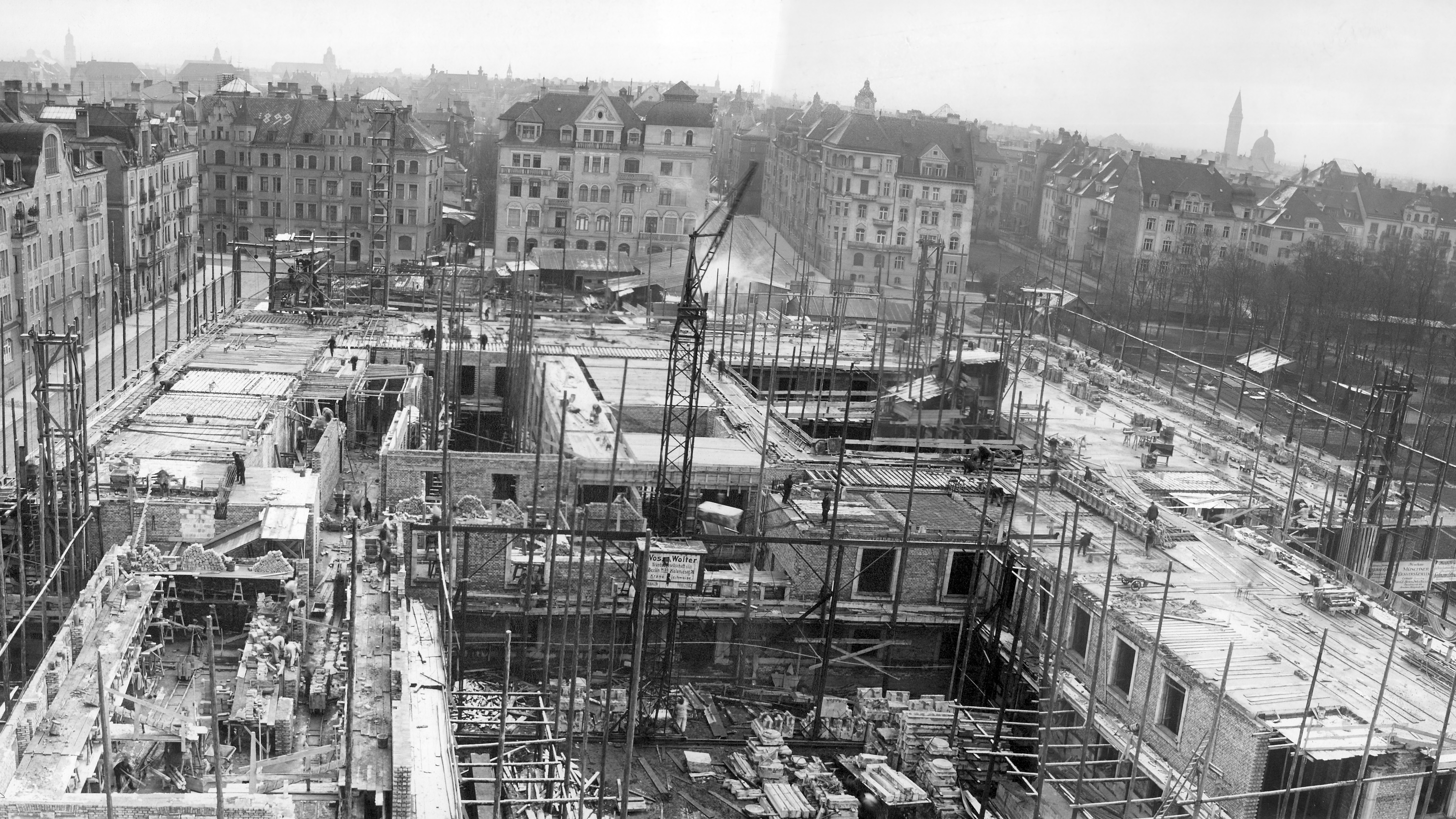 Construction of the current Main Building (1912/13).