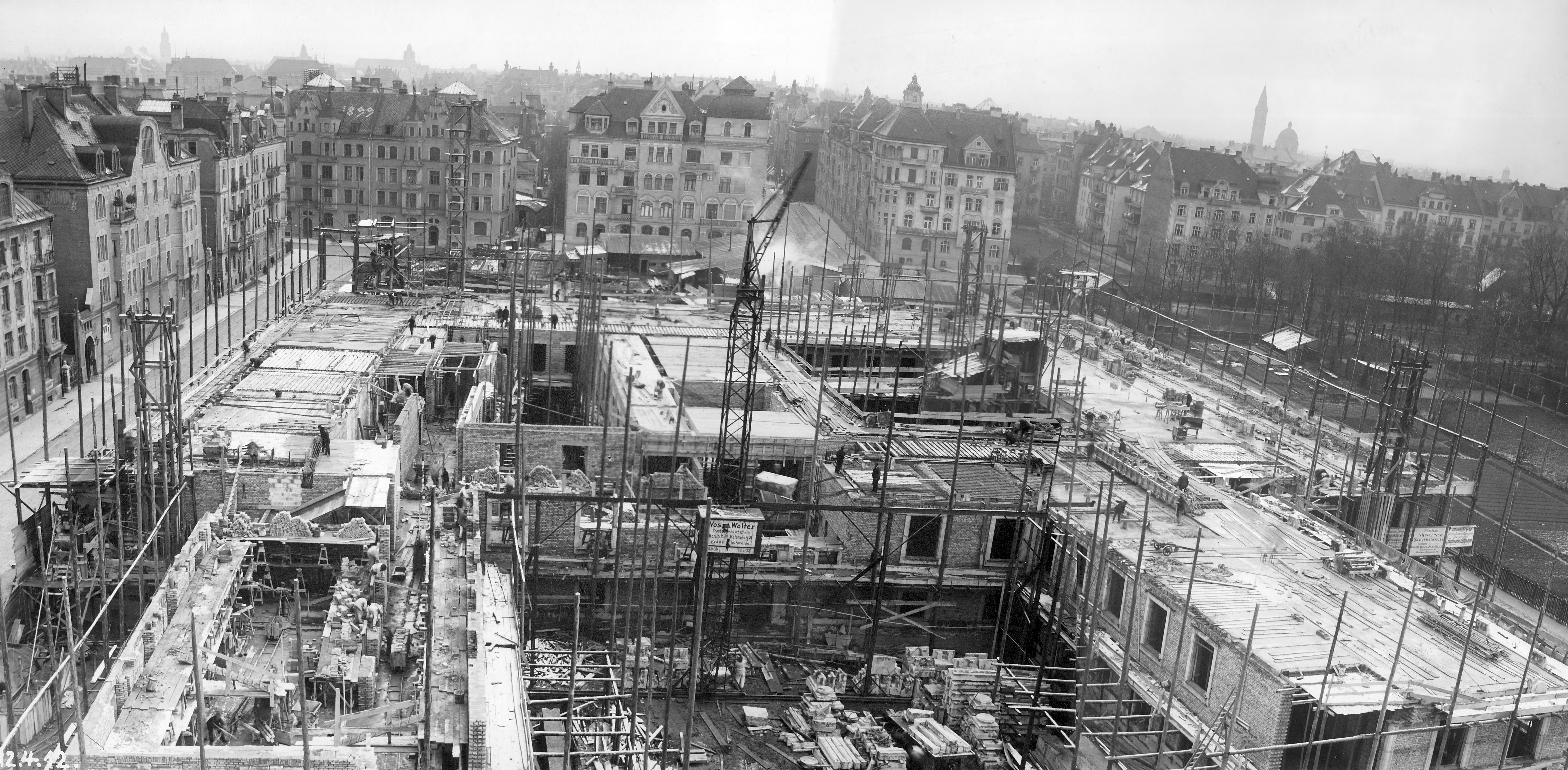 Bau des heutigen Hauptgebäudes (1912/13)