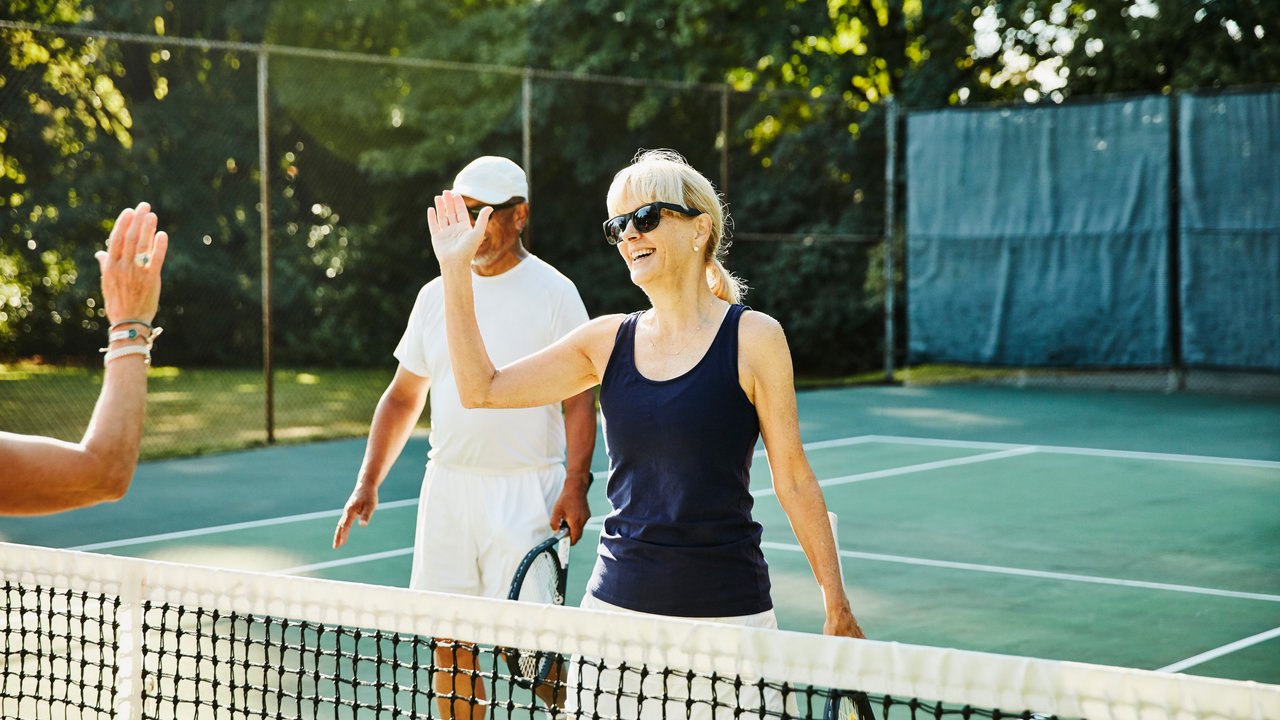 Visual Health zeigt drei Heranwachsende, die lebensfroh durch einen herbstlichen Wald toben